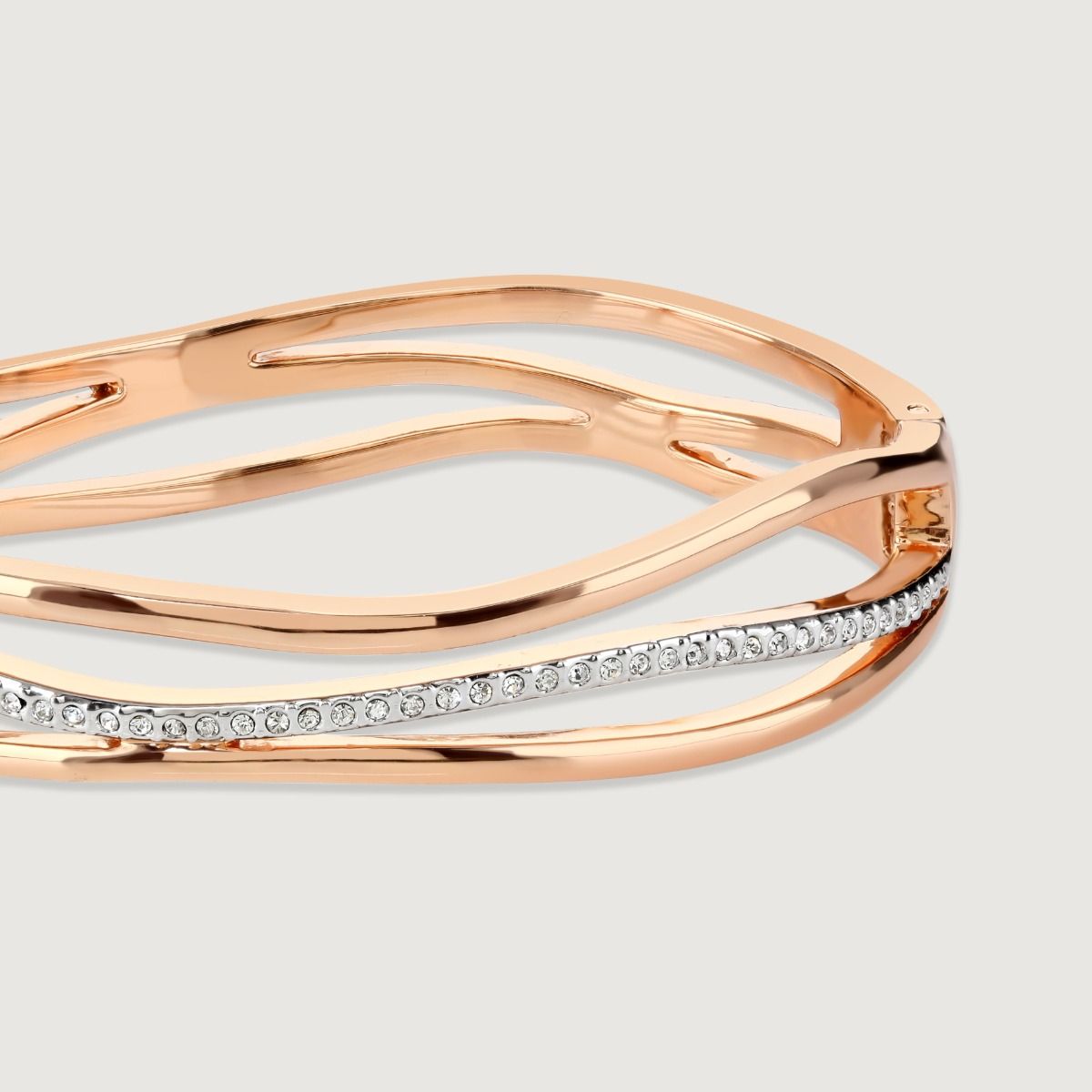 Flowing waves of warm rose gold plating enhanced by a shimmering central wave of white crystals make this clasp-opening Bayswater bangle contemporary and luxurious. This collection has a beautiful fluid quality that is sure to make a true style statement 