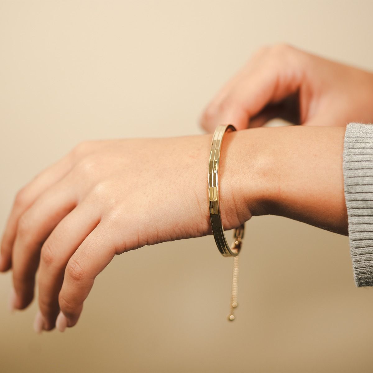 Inspired by the bustle and fun of the city, this striking bangle allows you to add style to any outfit. Featuring a modern take on a classic friendship bracelet design, with a faceted finish to accentuate the shine. A sleek toggle fastening allows the ban