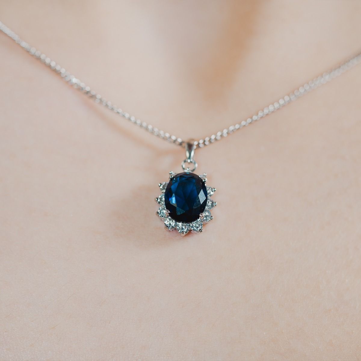 Remember the wedding of Prince William to Kate Middleton with this stunning pendant. Inspired by the engagement ring originally worn by Princess Diana this enchanting set will allow you to commemorate this historic occasion in style. 
