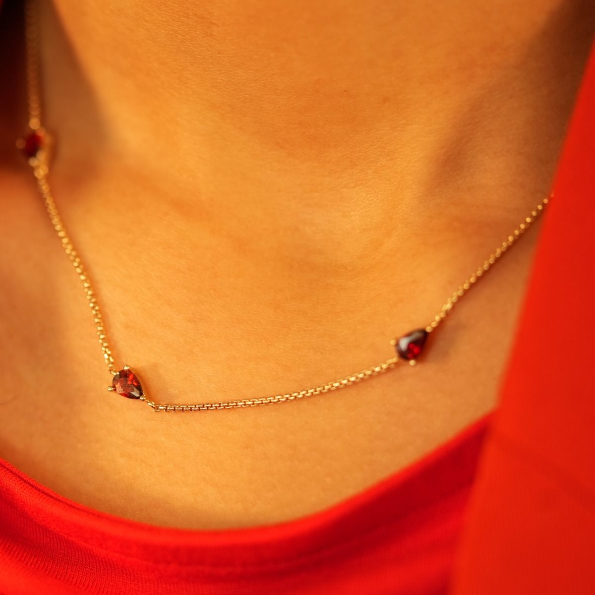 The Dainty Stud and Choker Set provides an understated appeal as it combines a delicate chain choker with vibrant cubic zirconia stones. Therefore, epitomising subtle allure with its effortless use of colour and lightweight characteristics. 