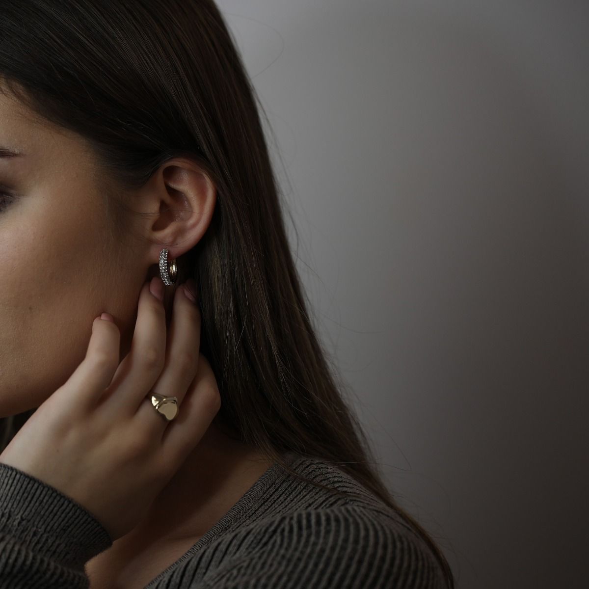 The Two-Tone Pave Huggie Earrings are exquisite pieces that effortlessly combine elegance and glamour. The sparkling pave detailing exudes sophistication, whilst making it an everyday staple.
