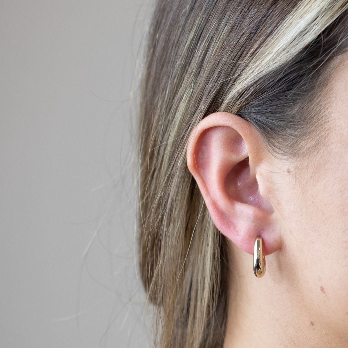 
The Polished Gold Stud Hoop Earrings are a classic and elegant accessory. With their polished gold finish and hoop design, these earrings exude sophistication. The 17mm size offers a balanced and versatile look, making them suitable for both casual and 