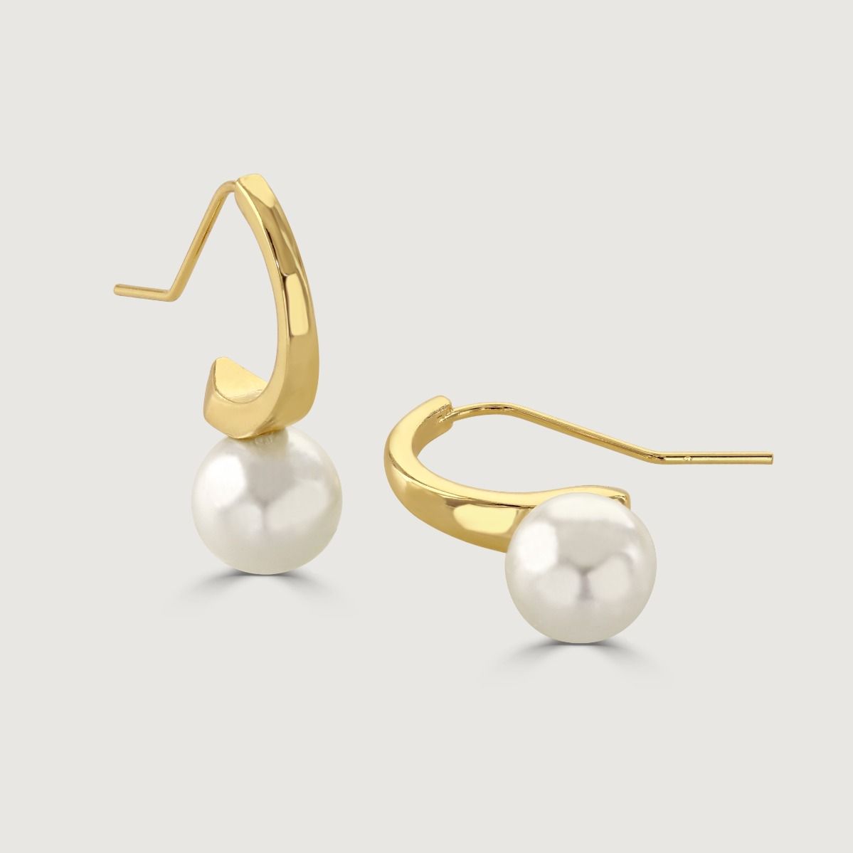 The Gold and Pearl Half Hoop Earrings are a perfect blend of classic and modern elegance. Featuring a gleaming gold half hoop design adorned with lustrous pearls, these earrings exude sophistication and femininity. The combination of gold and pearls creat