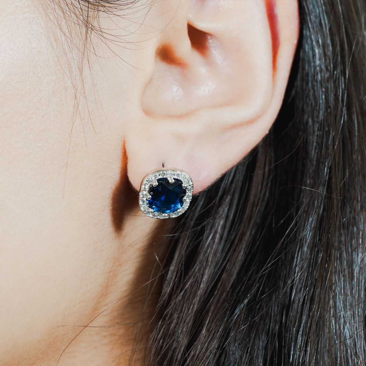 These striking stud drop earrings are set with flawlessly cut cubic zirconia stones, surrounding a dazzling Sapphire coloured cushion cut centre stone. Wear to add timeless glamour to any look.