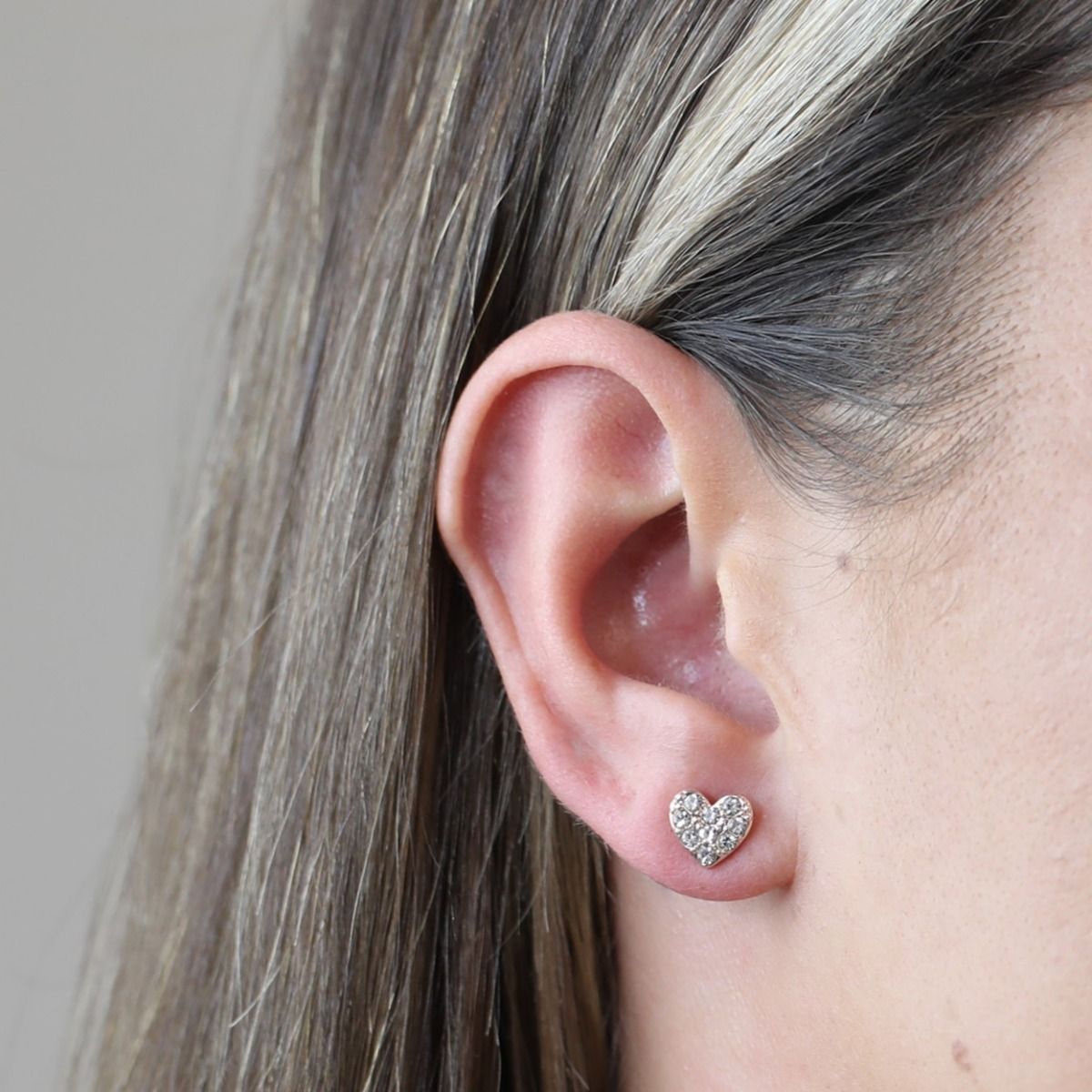 Introducing our exquisite Rose Gold 4 Piece Earring Pack, a stunning combination of elegance and charm. This set includes enchanting pearl studs, delicate heart-shaped earrings, and sparkling crystal studs. Designed to elevate any outfit, these pieces eff