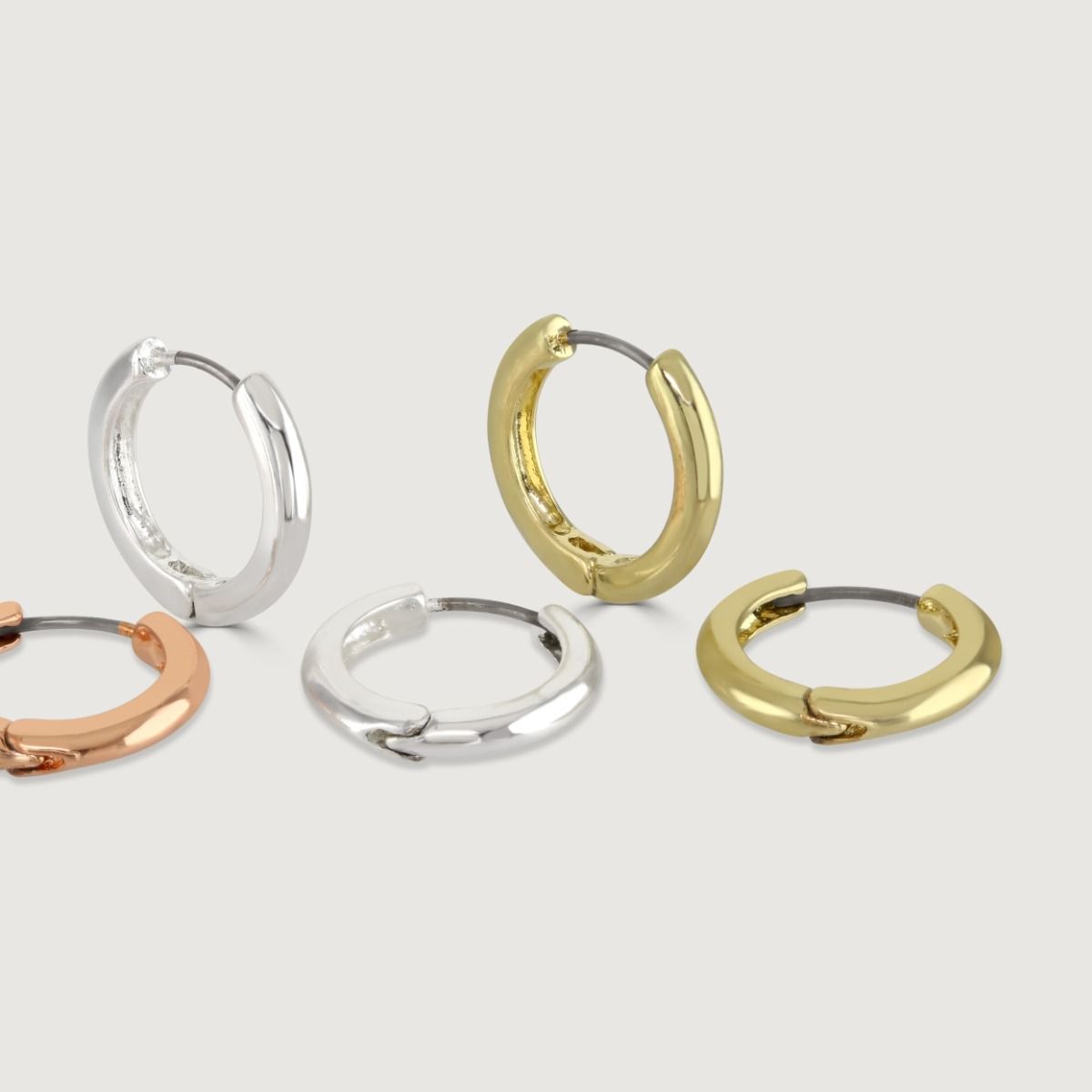 
The Set of 3 Hoop Earrings offers versatility and style in one package. With three different metallic tones to choose from, these hoop earrings allow you to mix and match or wear them individually. Effortlessly elevate your look with this set, perfect f