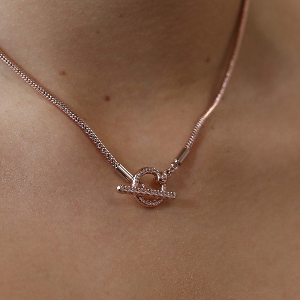 The Rose Gold Rope Style T-Bar Necklace is a stunning piece of jewellery that exudes grace and femininity. Crafted with meticulous attention to detail, this necklace features a delicate rope-style chain in a beautiful rose gold hue. 