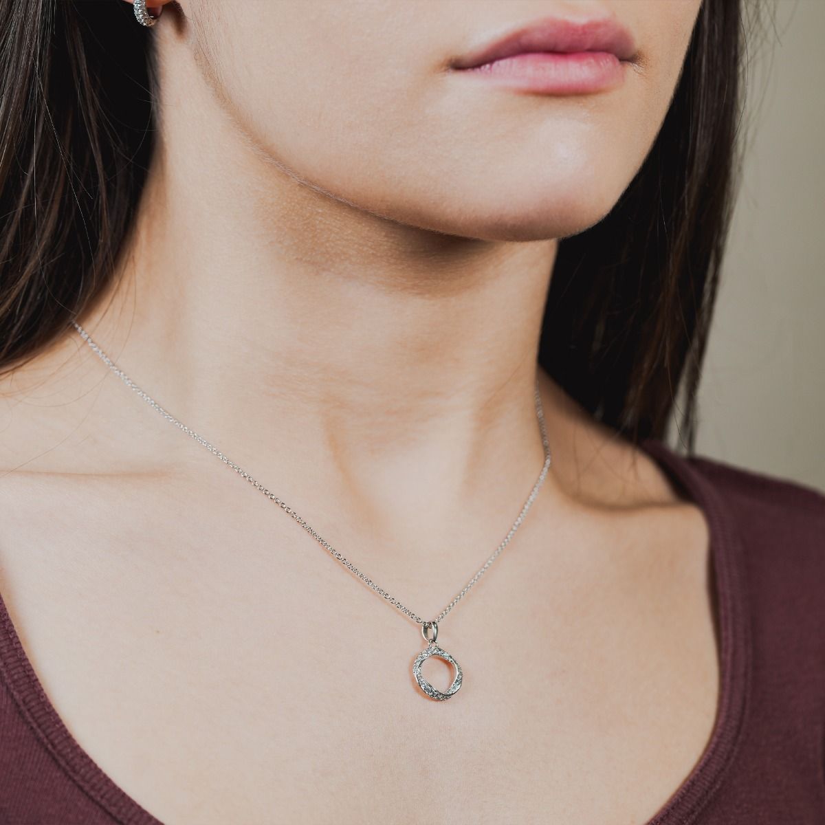 Elegance meets charm with our Viennese Hoop Necklace. Its captivating design showcases a delicate whipped Viennese swirl, elegantly intertwining a lustrous polished band with sparkling cubic zirconia. Elevate your style with this exquisite accessory, a pe