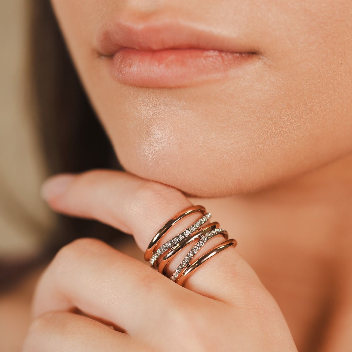 Flowing waves of warm rose gold plating enhanced by a shimmering central wave of white crystals make this clasp-opening Bayswater bangle contemporary and luxurious. 
