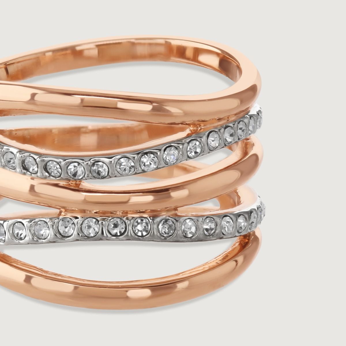 Flowing waves of warm rose gold plating enhanced by a shimmering central wave of white crystals make this clasp-opening Bayswater bangle contemporary and luxurious. 
