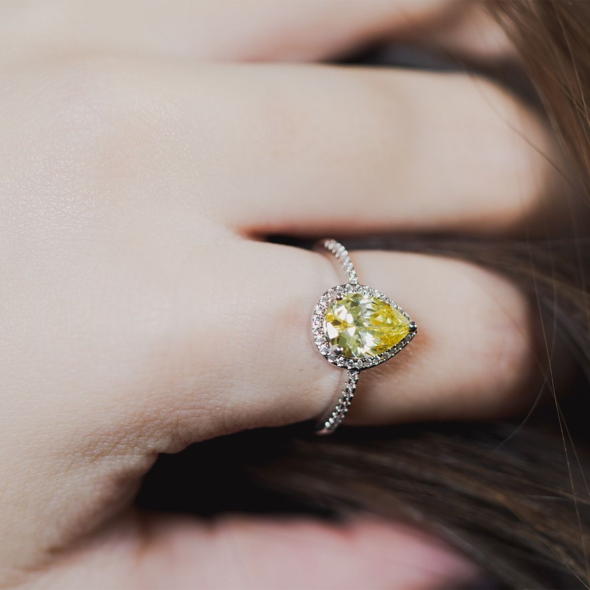 This beautiful ring features a dazzling pear cut canary centre stone set with a surround of flawlessly cut cubic zirconia stones. Wear to add timeless glamour to any look. 