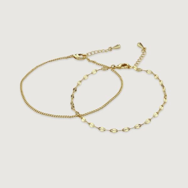 Discover the perfect balance of elegance and simplicity with this Set of Two Gold Chain Bracelets. One showcases a chic flat double chain, adding a contemporary edge, while the other showcases a classic and understated plain chain. Wear them individually 