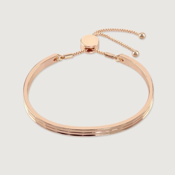 Inspired by the bustle and fun of the city, this striking bangle allows you to add style to any outfit. Featuring a modern take on a classic friendship bracelet design, with a faceted finish to accentuate the shine. A sleek toggle fastening allows the ban