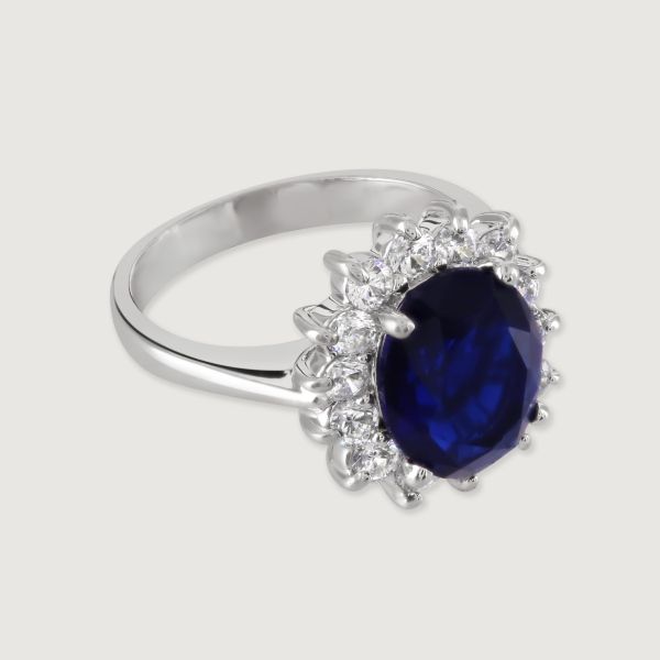 Remember the wedding of Prince William to Kate Middleton with this stunning ring. Inspired by the engagement ring originally worn by Princess Diana this enchanting set will allow you to commemorate this historic occasion in style. 